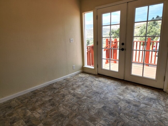 Building Photo - Large manufactured home in Topaz Ranch Estates