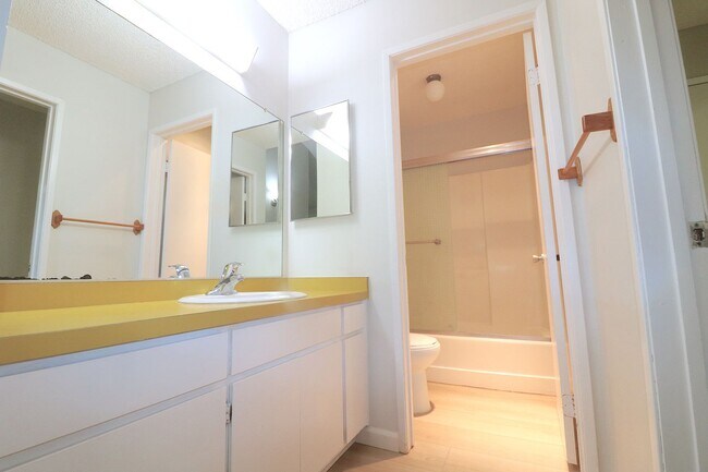 Building Photo - 3rd floor studio in Mission Valley! Beautiful vinyl flooring throughout/ 1 Prkg Space/ Mission Va...