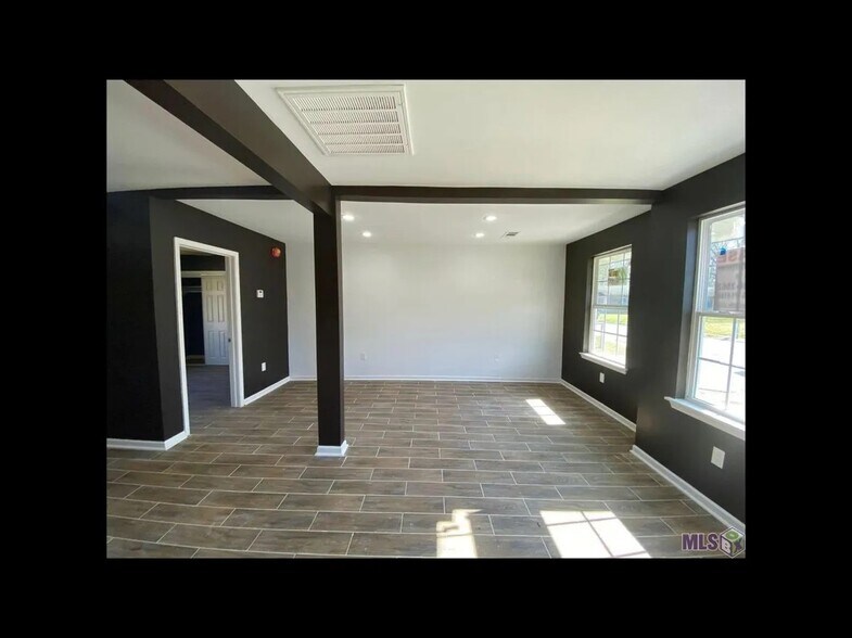 Building Photo - 1553 Swan Ave