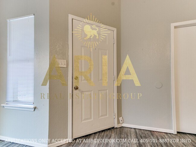 Building Photo - 3 Bed/1.5 Bath Duplex in West Norman! AVAI...