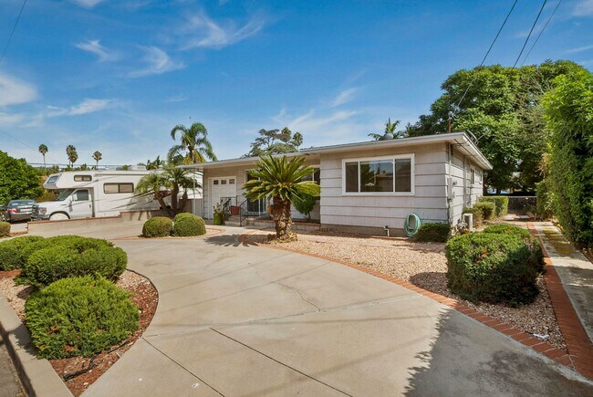 Building Photo - Large 3 Bedroom 2 Bathroom House in La Mesa!