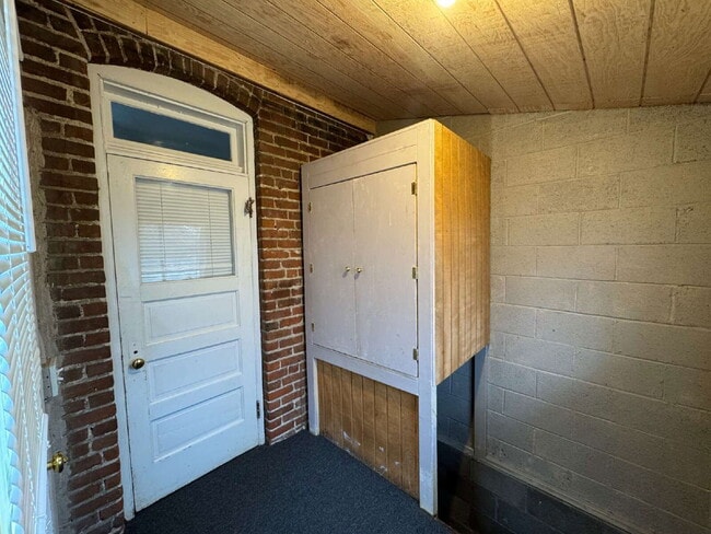 Building Photo - 123 E Exposition Ave