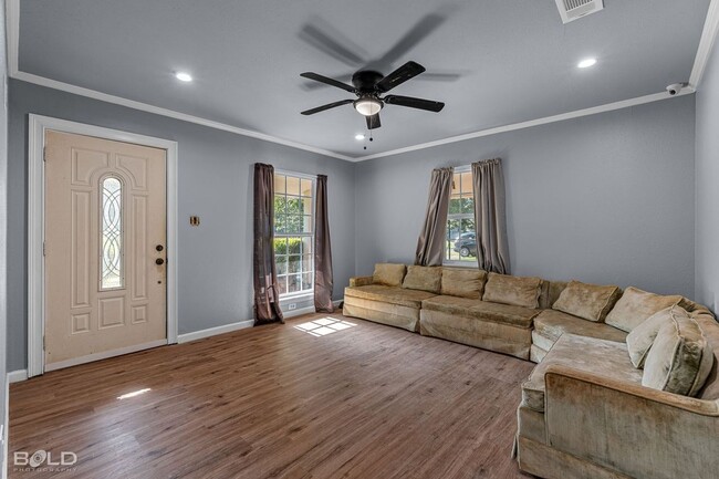 Building Photo - 9419 Normandie-