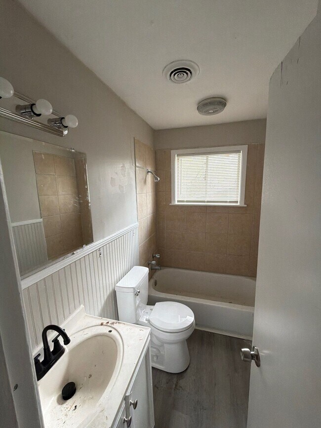 Building Photo - 228 Catalina Cir