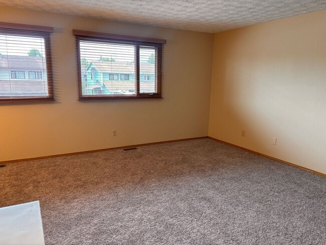 Building Photo - Updated 3 Bed / 2 Bath Turnagain Townhome!