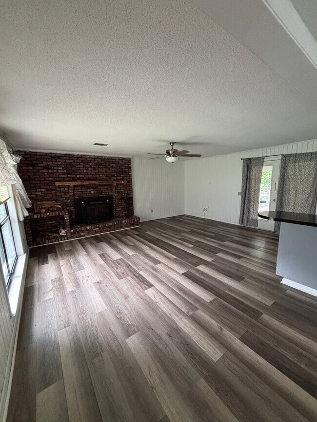 Building Photo - 4 BR house Smart Rd area