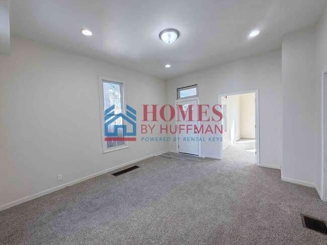 Building Photo - Three Bedroom House w/ Bonus Room