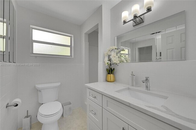 Building Photo - 810 SW 12th Ct