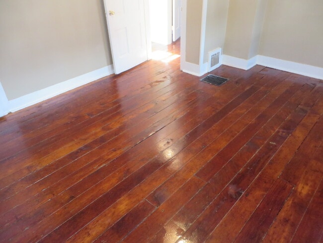 Building Photo - Two Bedroom Home with a bonus room/3rd bedroom in Historic District (Williams-Woodland Historic P...