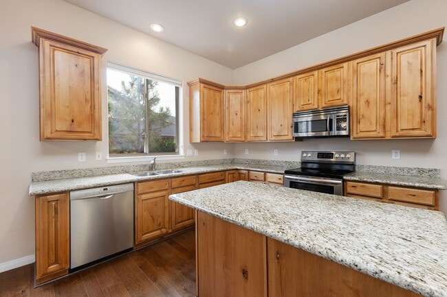 Building Photo - 4 Bedroom, 2 Bathroom Home in Timber Ridge