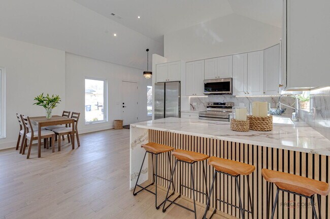 Building Photo - 19 Marina Dr