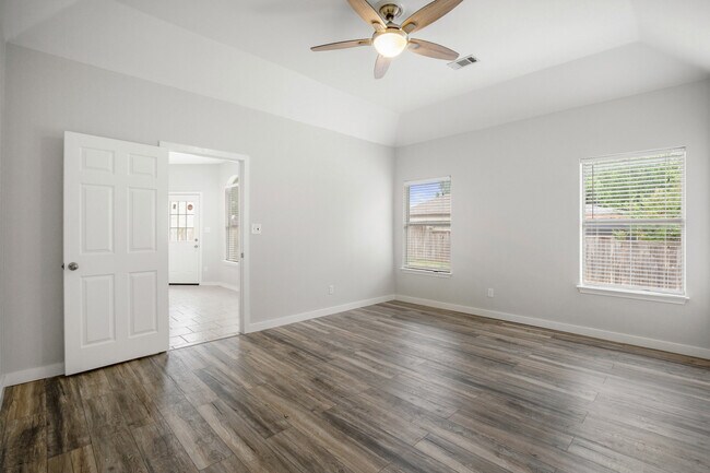 Building Photo - Spacious 3BR / 2BA Corner-Lot Home with Fenced Backyard & Garage