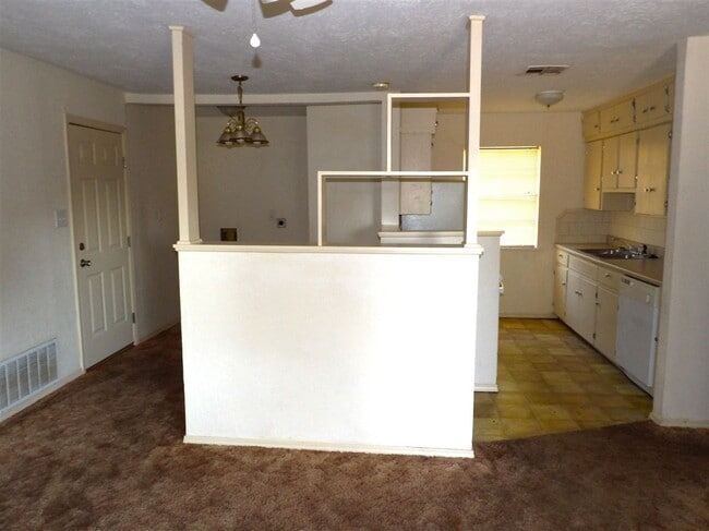 Building Photo - 403 NW Greenmeadow Dr