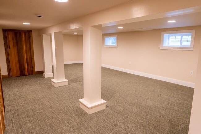 Building Photo - 4Bd/2.75Ba Seattle House
