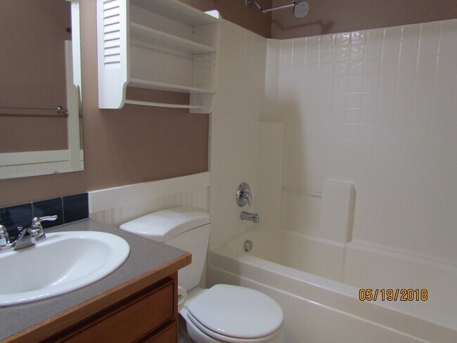 Building Photo - 4 bedroom 2 bath + Bonus Room home and nei...