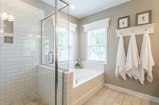 Building Photo - Charming 3-Bed Oasis with Hardwood Eleganc...