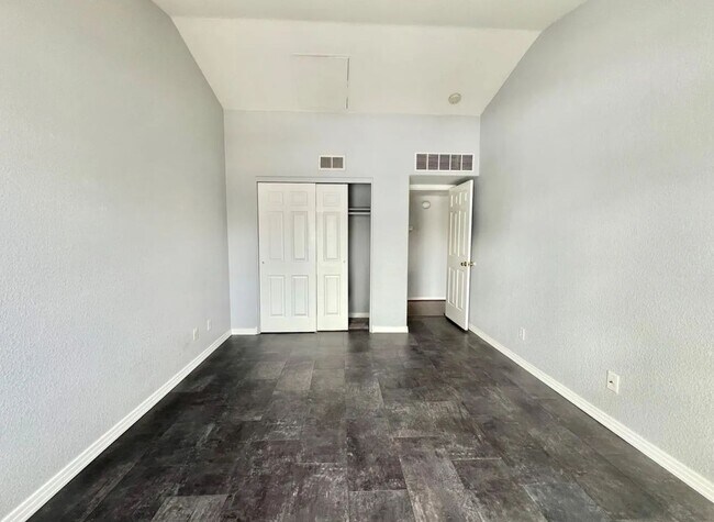 Building Photo - Updated 2 bedroom, 2 bath condo - Available now!