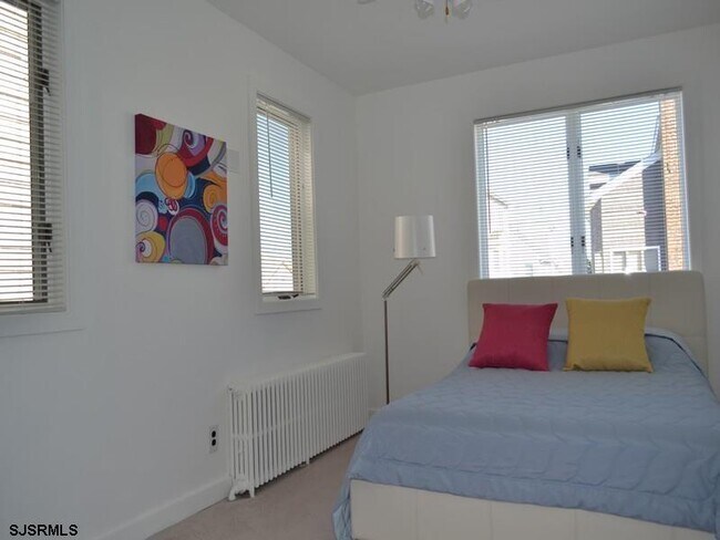 Building Photo - 110 S Richards Ave