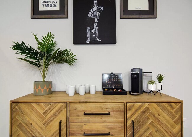 Building Photo - 1332 W Gray St