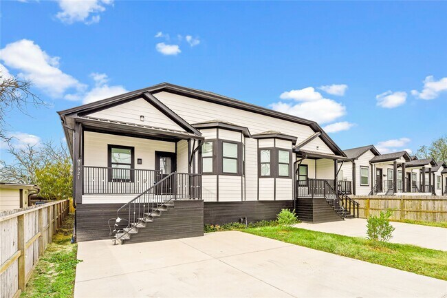 Building Photo - 3821 Easy St