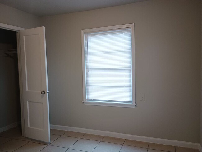 Building Photo - Cozy 2 bed / 1 bath - Move in Ready!