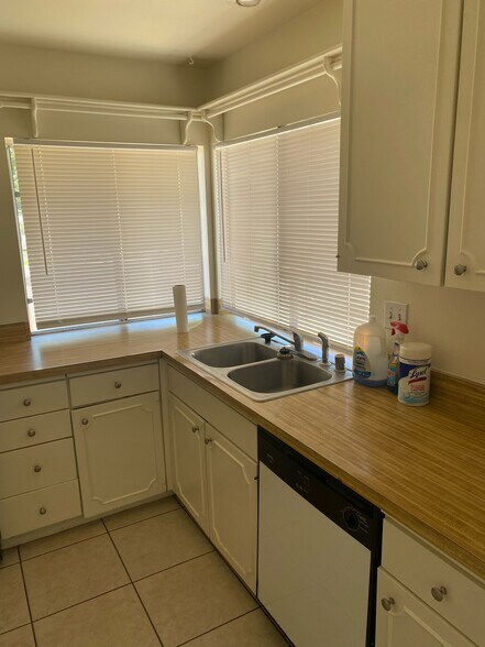 Kitchen - 302 Ranchwood Gln