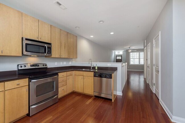 Building Photo - 2 Bed 2 Bath Lockerbie Townhome Steps From...