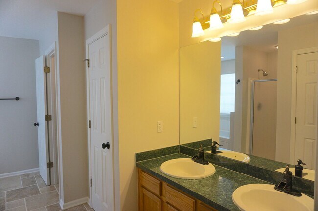 Building Photo - 3 BED | 2.5 BATH | POOLER