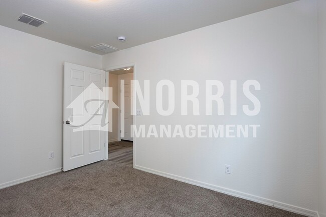 Building Photo - Beautiful Home, Perfect Location and Price