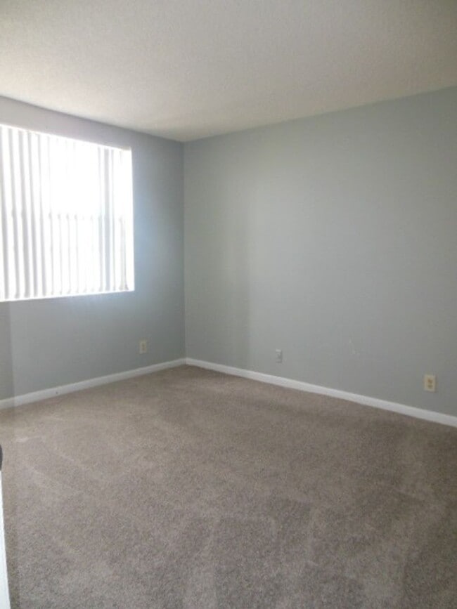 Building Photo - TWO BEDROOM TWO BATHROOM!! FULL LAKE VIEW!