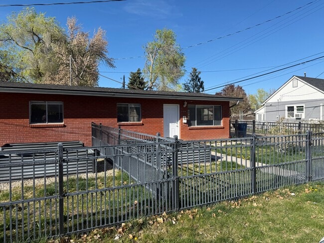 Building Photo - 808 E Sherman Ave