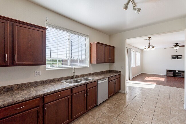 Building Photo - Spacious 4 Bed 2.5 Ba in Gated Community