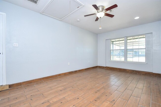 Building Photo - 455 Glenburnie Dr