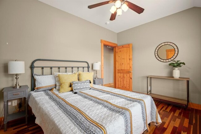 Building Photo - 912 E 51st St