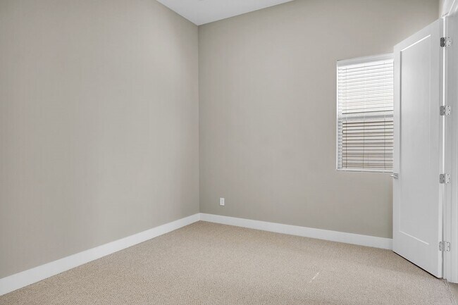 Building Photo - 806 Thornton Rd