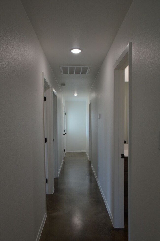 Building Photo - 983 Cline Dr