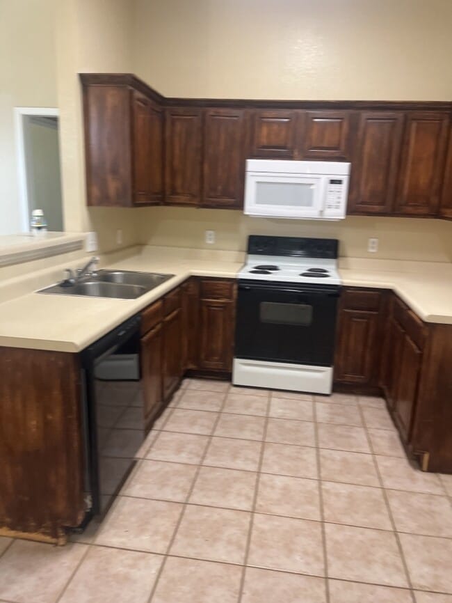 Building Photo - 3 Bedroom 2 bath Duplex! Curtis elementary...