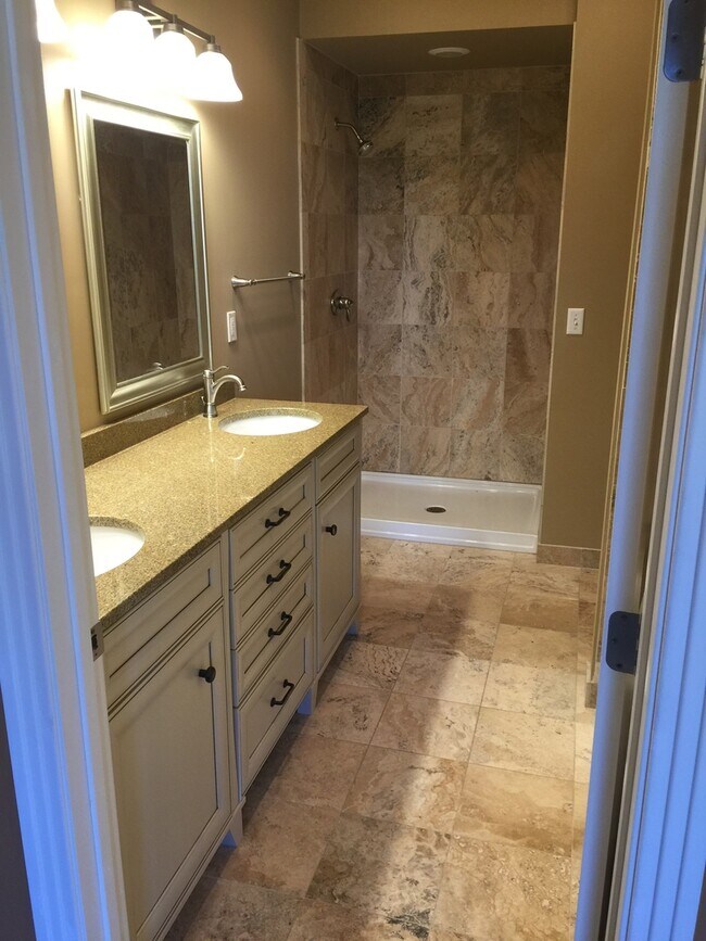 Beautiful, Furnished Luxury Condo on Lake 1900 Minnesota Ave