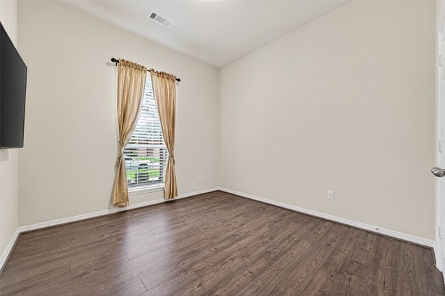 Building Photo - 613 West Fork