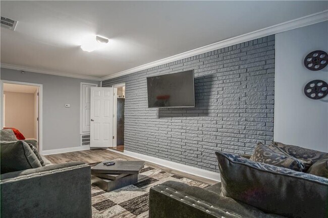 Building Photo - 2640 Casher Dr