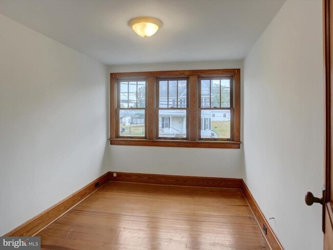 Building Photo - 557 N Franklin St