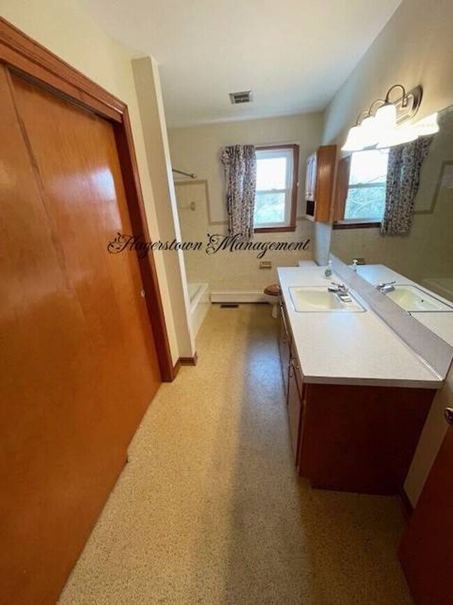 Building Photo - 3 BR Single Family Home