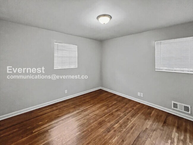 Building Photo - 3 Bed, 1.5 Bath Home with Carport / Pet-Friendly / Vouchers Accepted / Available Now!