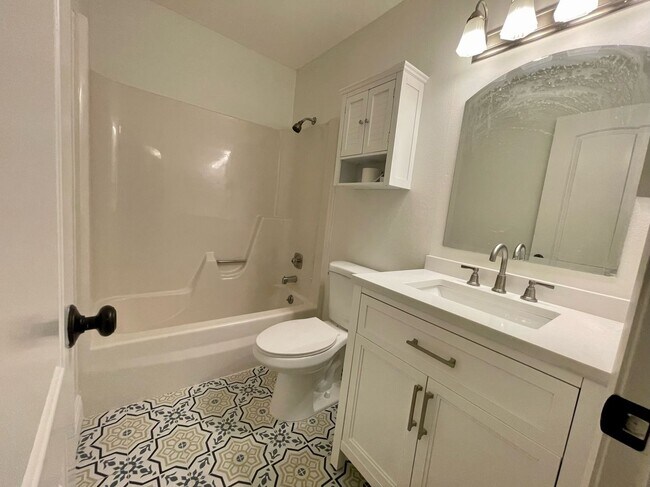 Building Photo - Updated 3 Bed 2.5 Bath Townhouse - SoHo / Hyde Park Area