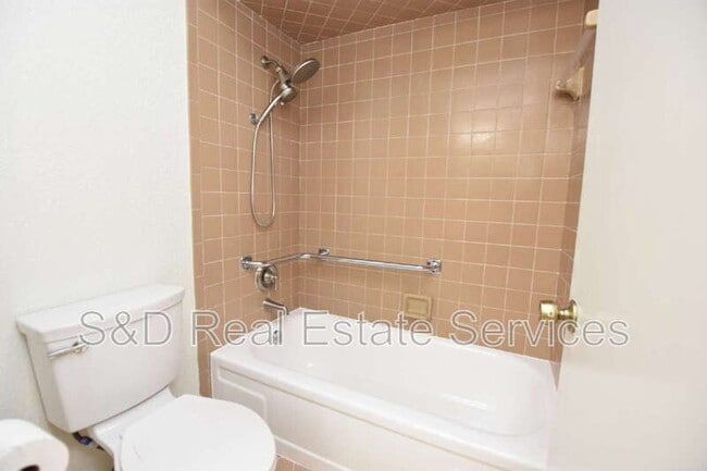 Building Photo - 1715 High Point Dr