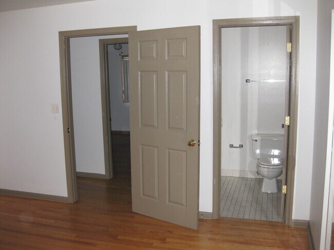 Building Photo - 824 S Leavitt St