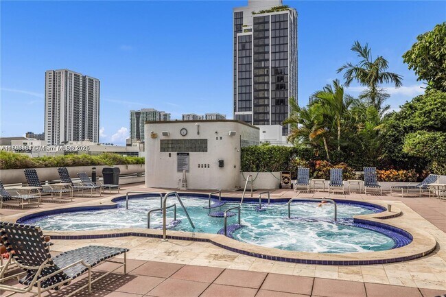 Building Photo - 1717 N Bayshore Dr
