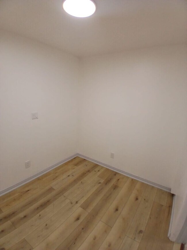 Building Photo - Beautiful Newly Renovated 1 Bedroom in Lon...