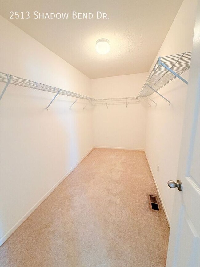 Building Photo - 2513 Shadow Bend Dr