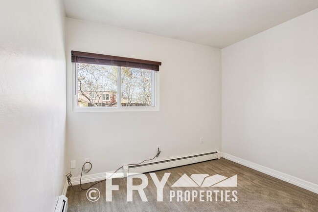 Building Photo - Spacious Sunnyside Home with Huge Yard